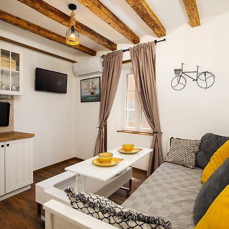 Domus Maximus Apartment พูลา ภายนอก รูปภาพ