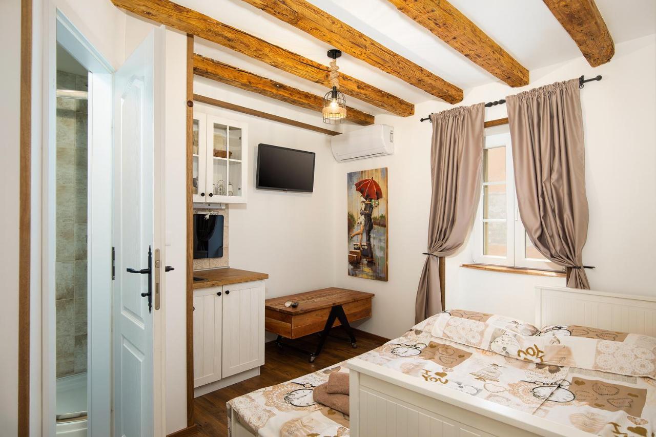 Domus Maximus Apartment พูลา ภายนอก รูปภาพ