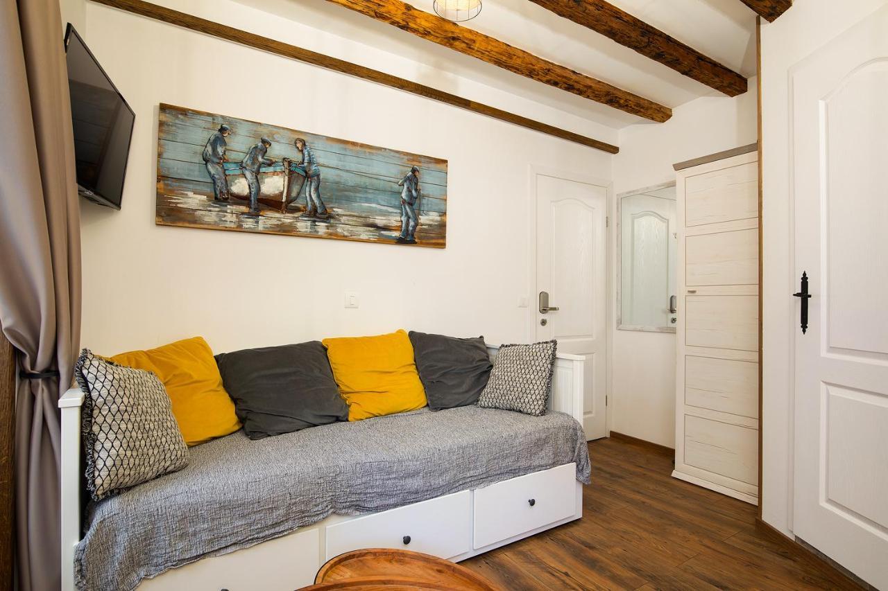Domus Maximus Apartment พูลา ภายนอก รูปภาพ