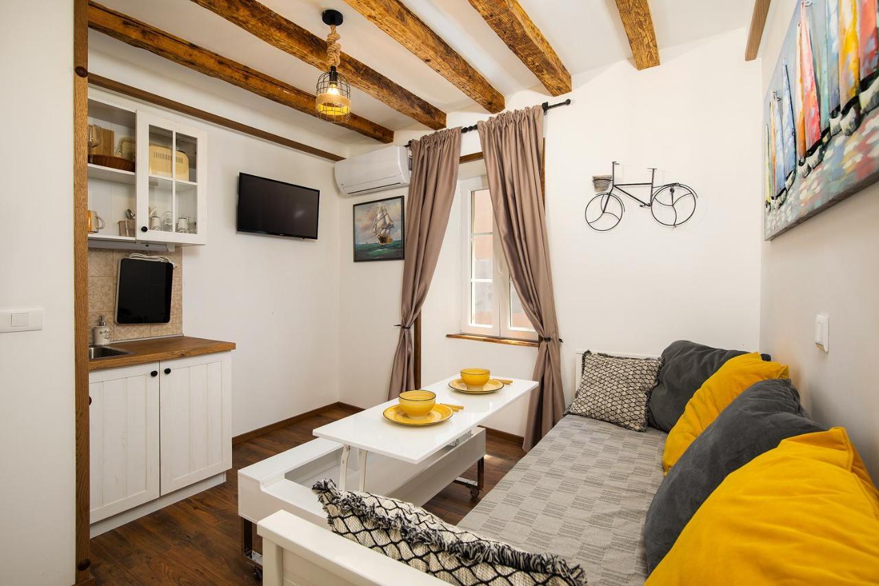 Domus Maximus Apartment พูลา ภายนอก รูปภาพ