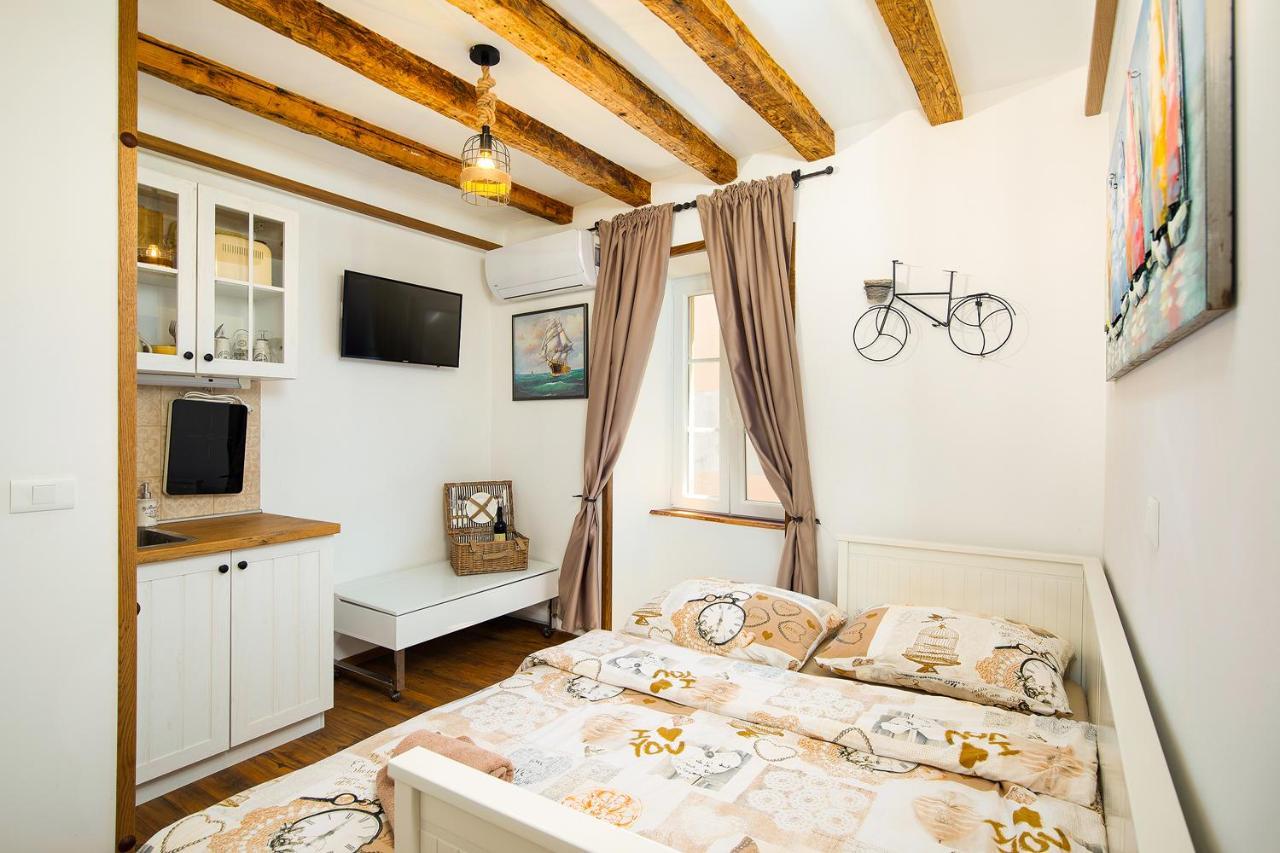 Domus Maximus Apartment พูลา ภายนอก รูปภาพ