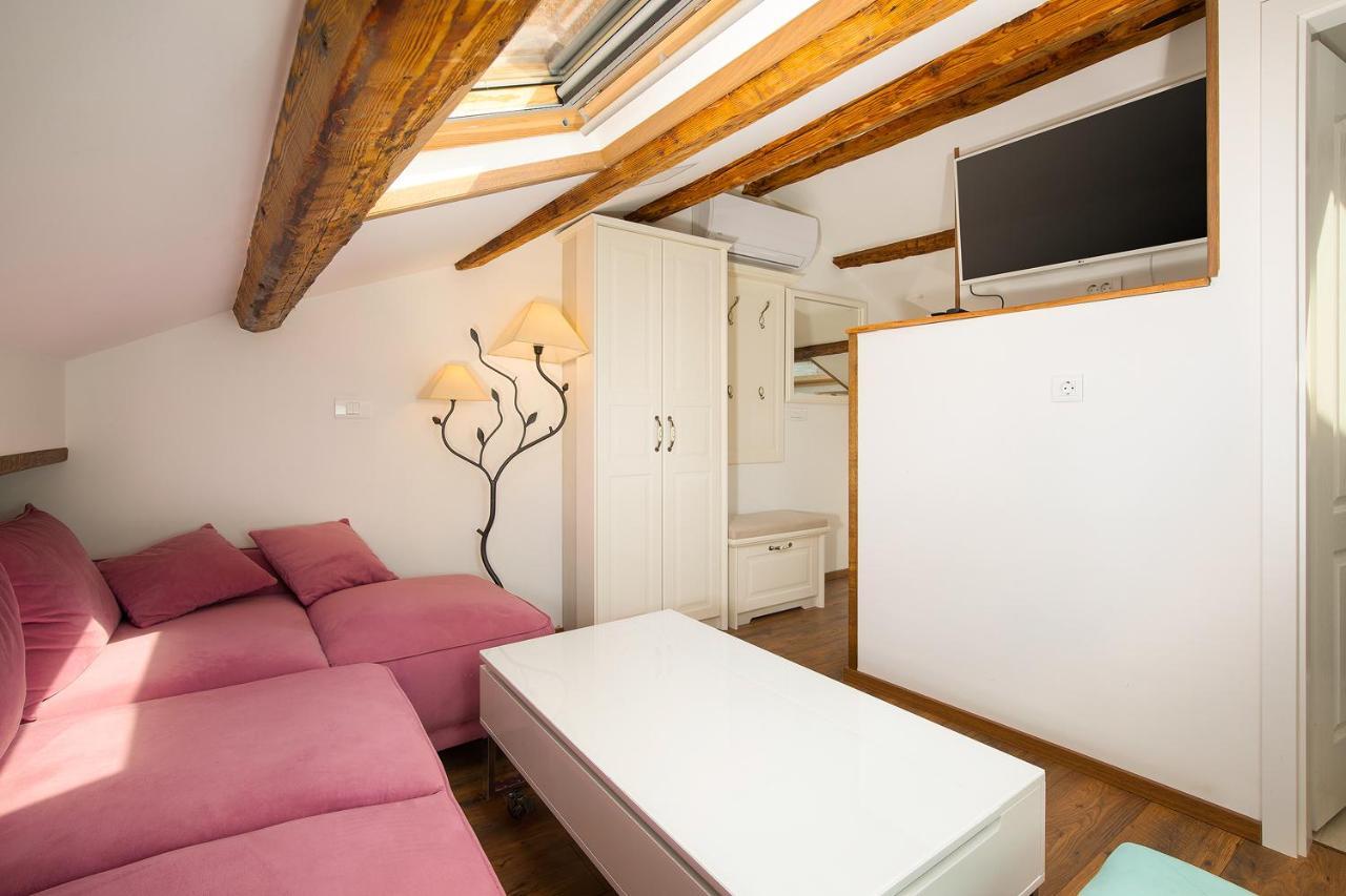 Domus Maximus Apartment พูลา ภายนอก รูปภาพ